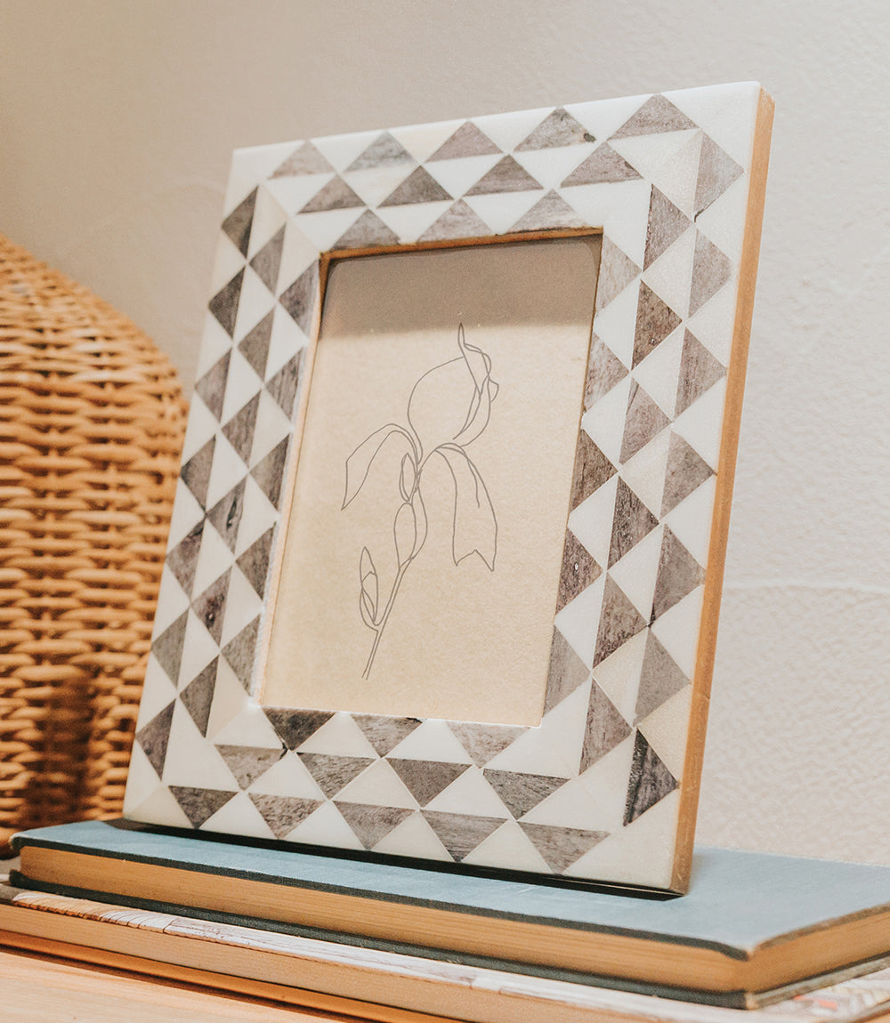 Varuna 5x7 Picture Frame – Gray & White Mosaic Bone