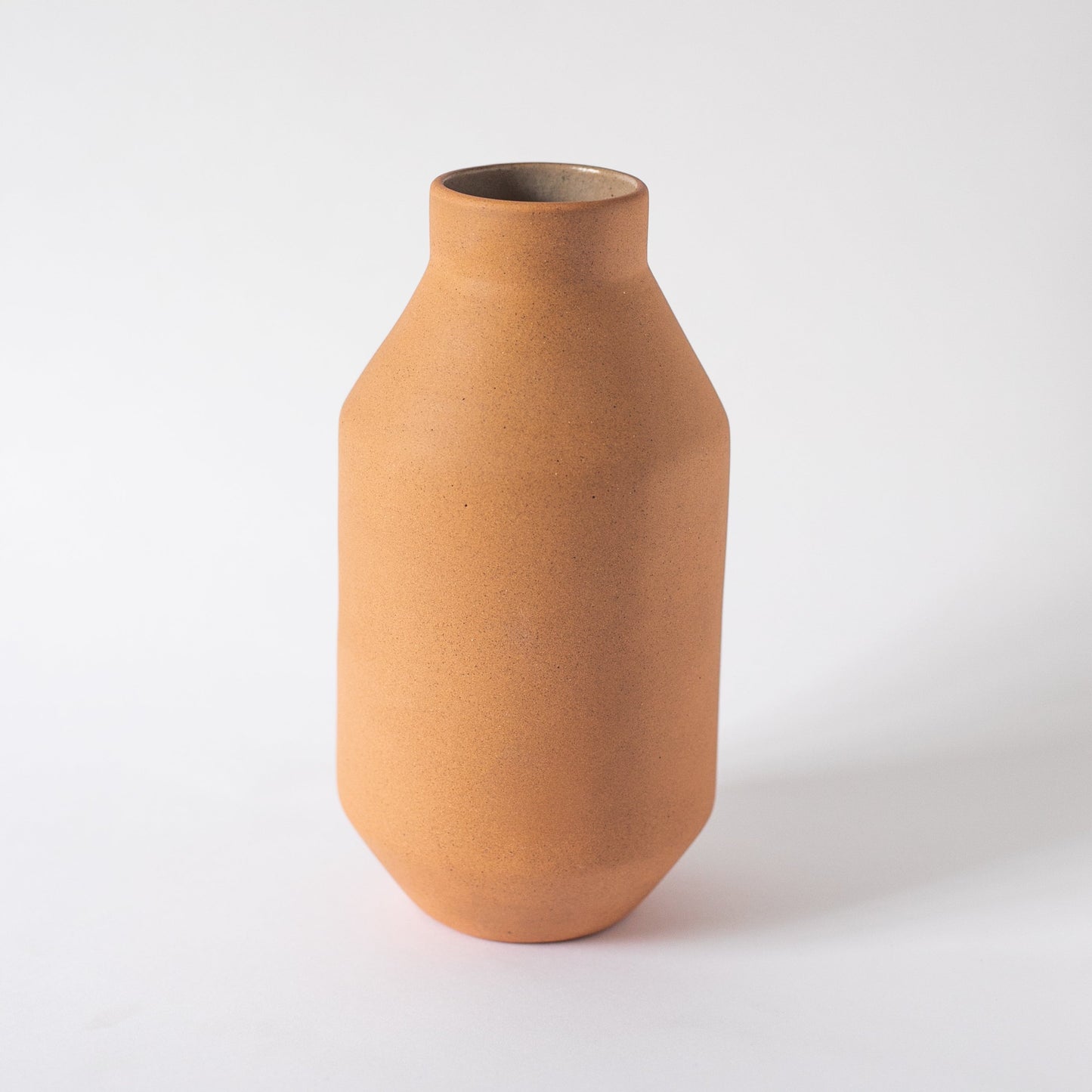 Tibor Ceramic Vase – Handcrafted Clay, Natural Finish