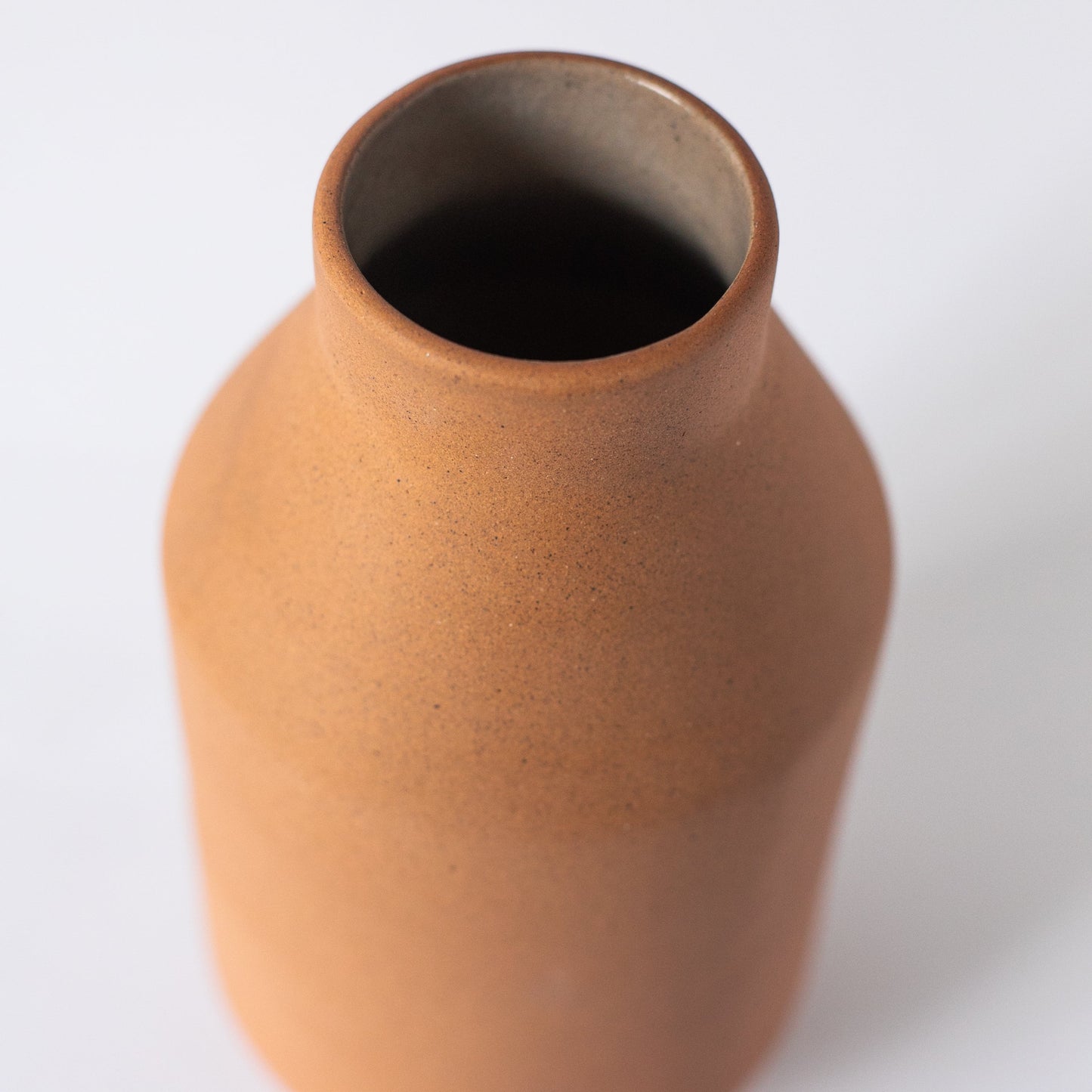 Tibor Ceramic Vase – Handcrafted Clay, Natural Finish