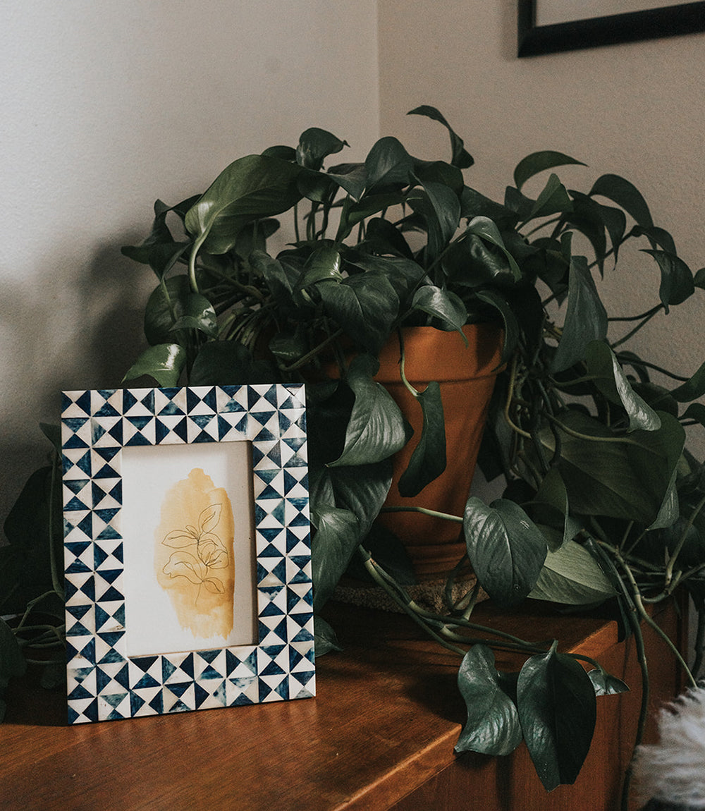 Varuna 4x6 Picture Frame – Cobalt Blue & White Mosaic Bone